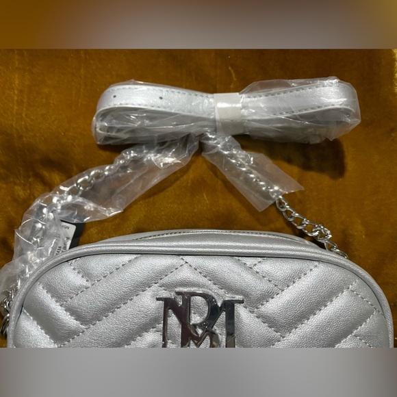 Badgley Mischka Silver Quilted Crossbody Camera Bag NWT - Picture 5 of 8
